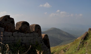 Bandalli Durga : A Lonely Sentinel and A Bit of History