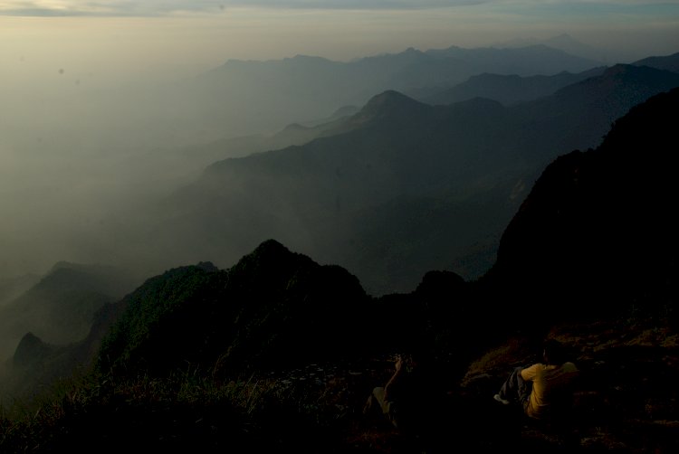 Gazing the Horizon from Vellarimala