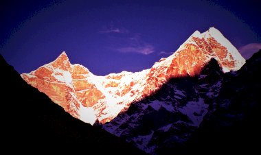 Dawn  Lit  Mountains : An Himalayan Odyssey