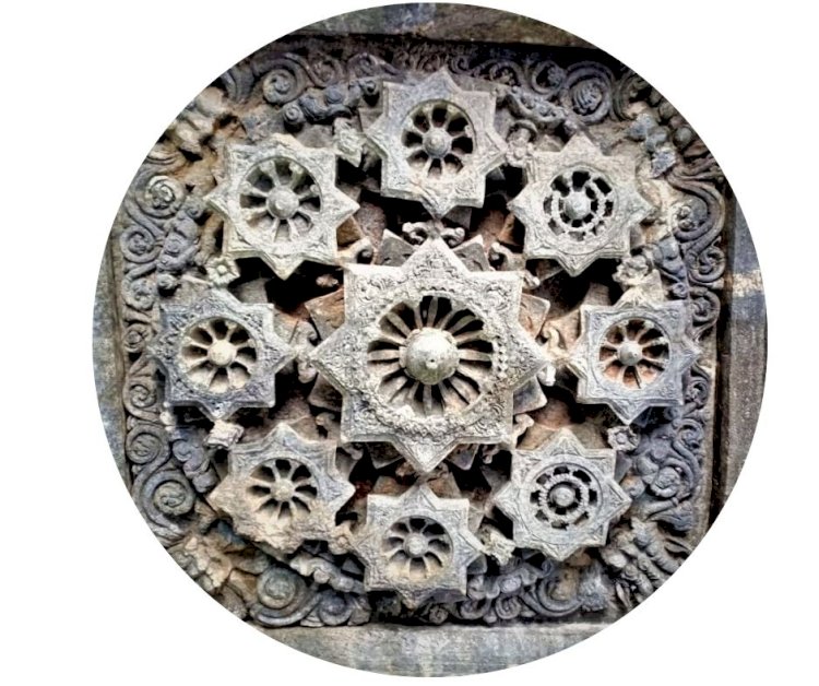 ceiling with carving Tambdi surla temple